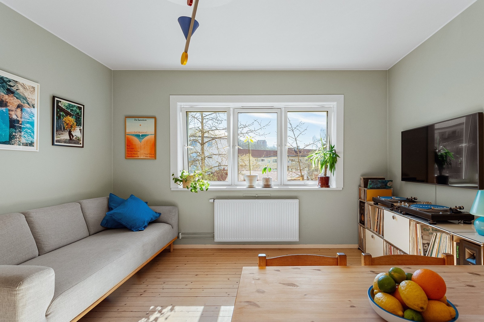 Her er det god plass til både spisebord og en romslig sofagruppe. Galleribilde