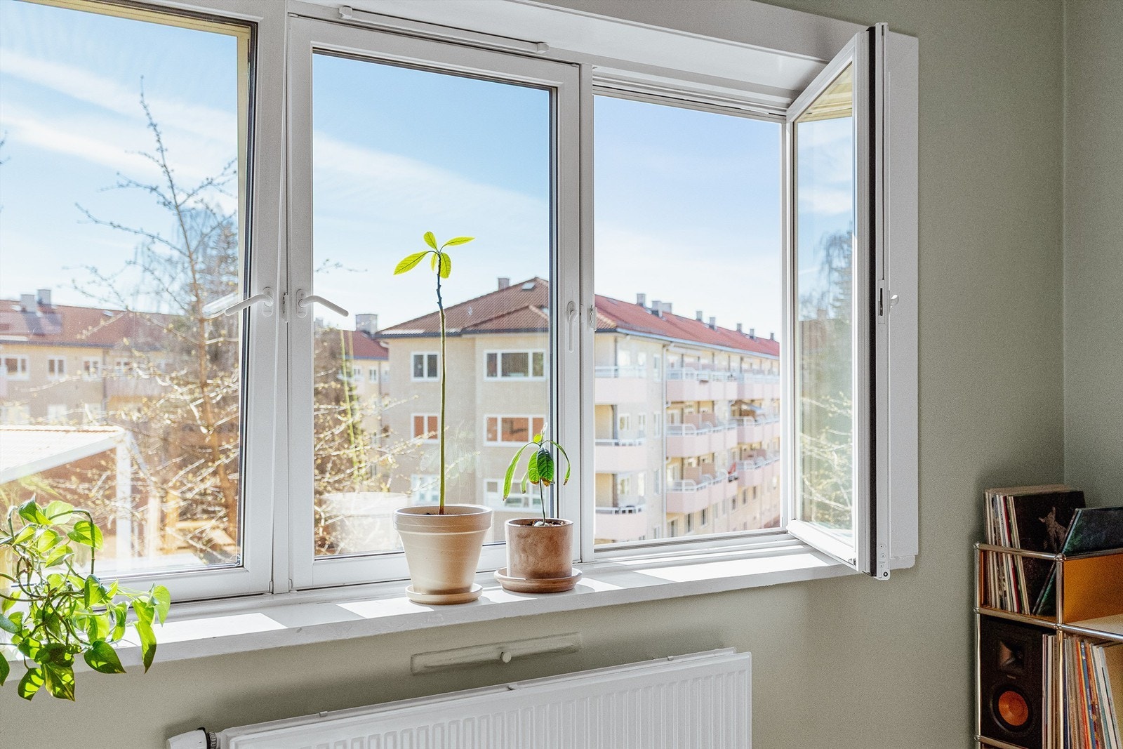 Vinduer med 2-lags pressglass fra 2018 bidrar til god isolasjon og støyreduksjon. Galleribilde