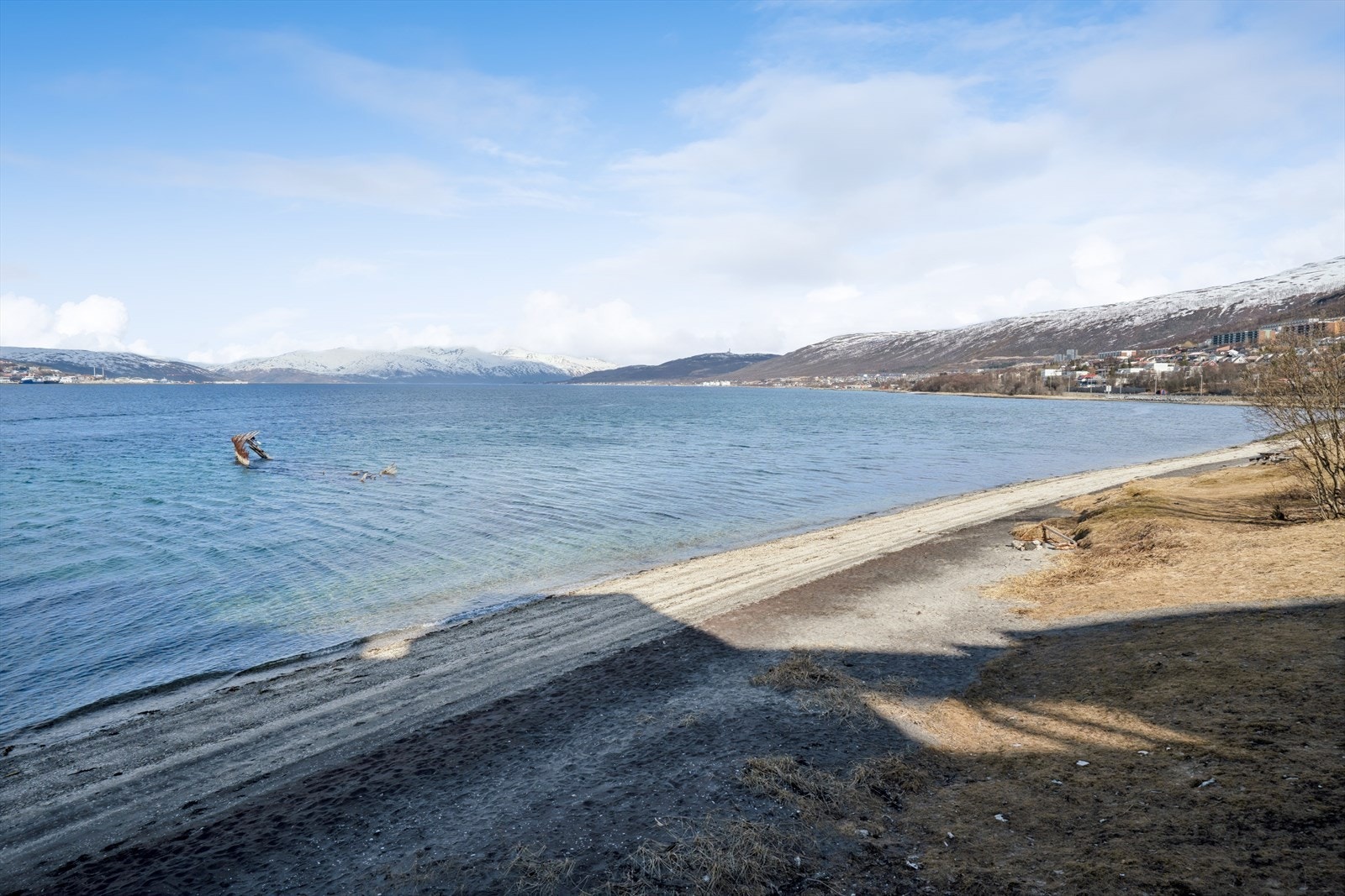 I nærområdet finner du flotte rekreasjonsområder, inkludert strandområder for turer langs sjøen. Galleribilde