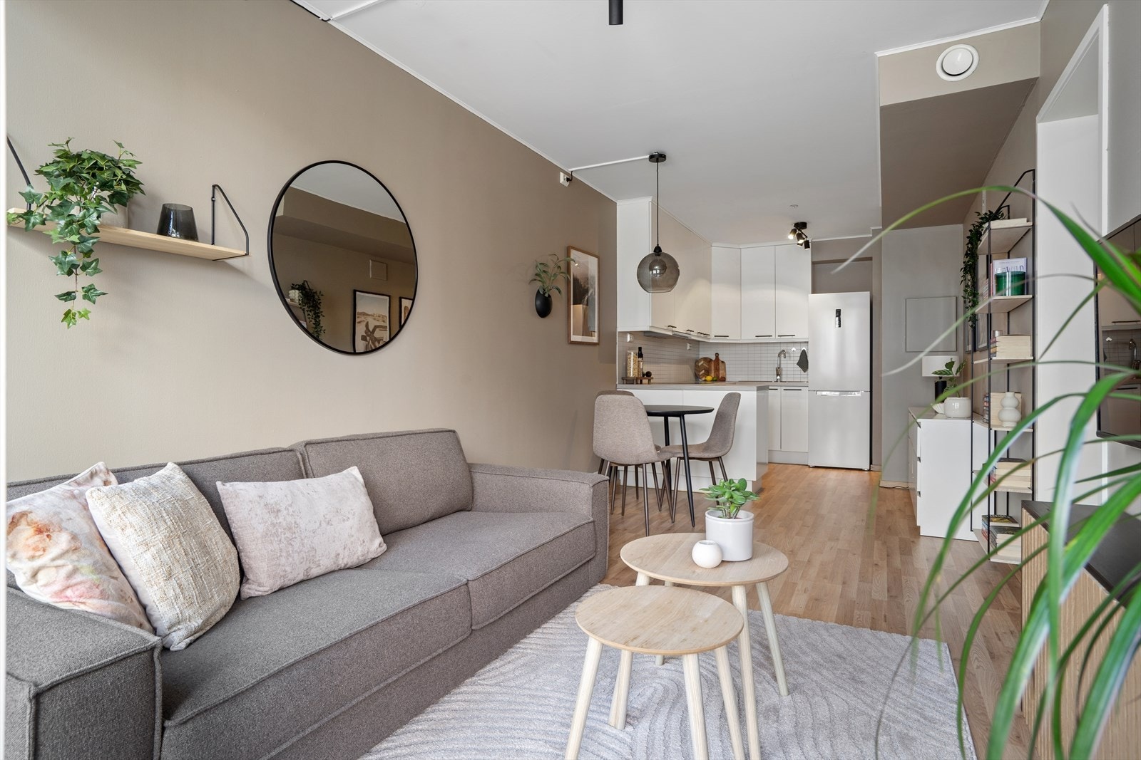 Stuen har plass til både sofa med tilhørende møblement og en liten spisegruppe. Galleribilde