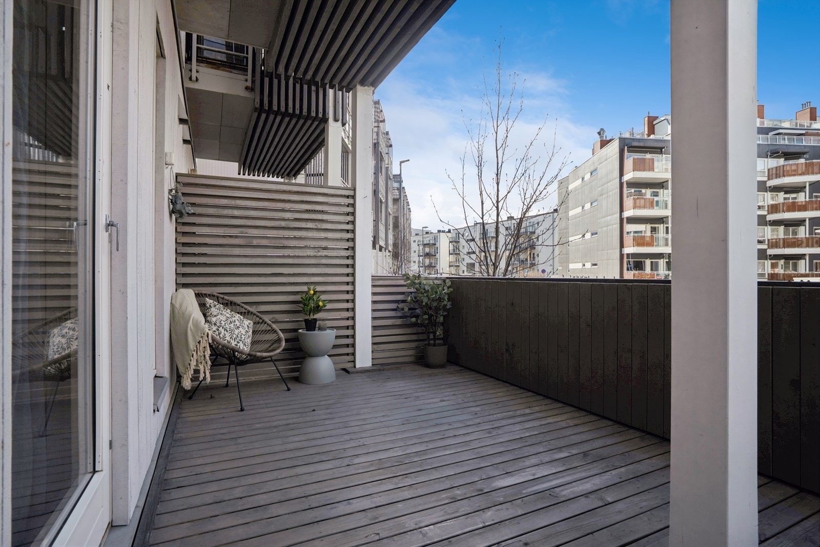 Fra stuen er det utgang til en romslig, vestvendt terrasse. Galleribilde
