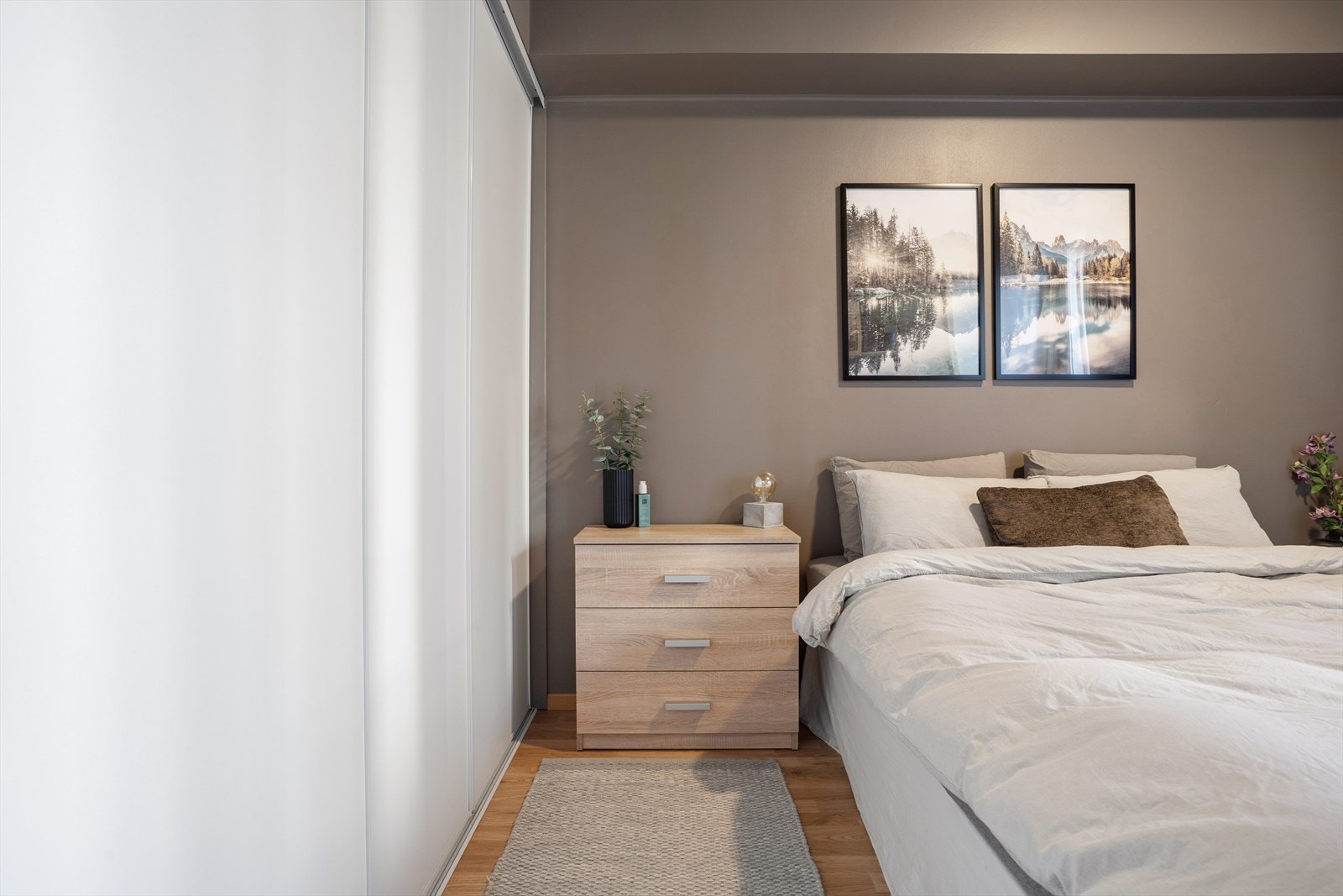 Skyvedørsgarderobe langs hele den ene veggen gir god lagringsplass på soverommet. Galleribilde