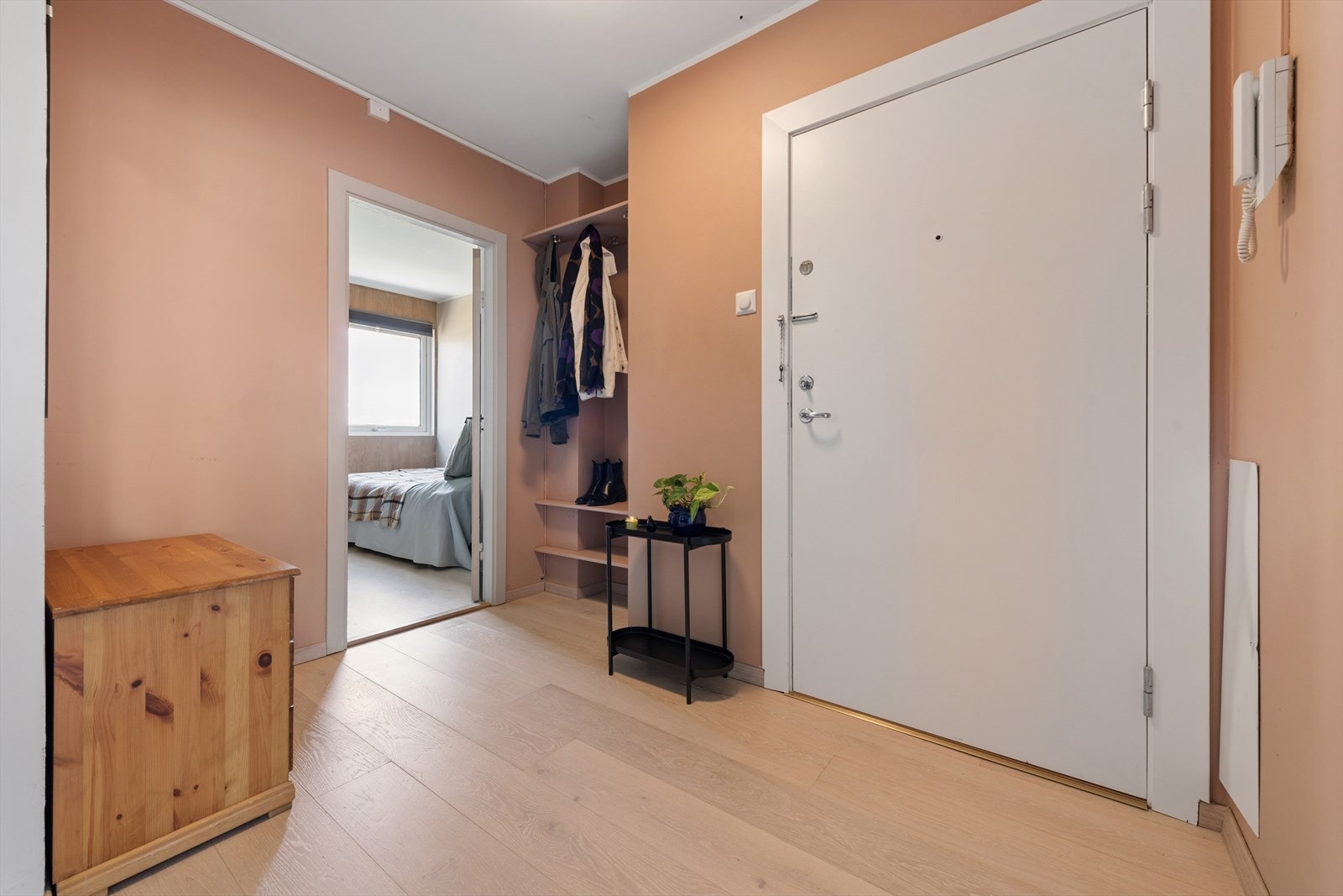 Velkommen inn! I entreen er det god plass til å henge fra seg yttertøy og sko. Galleribilde