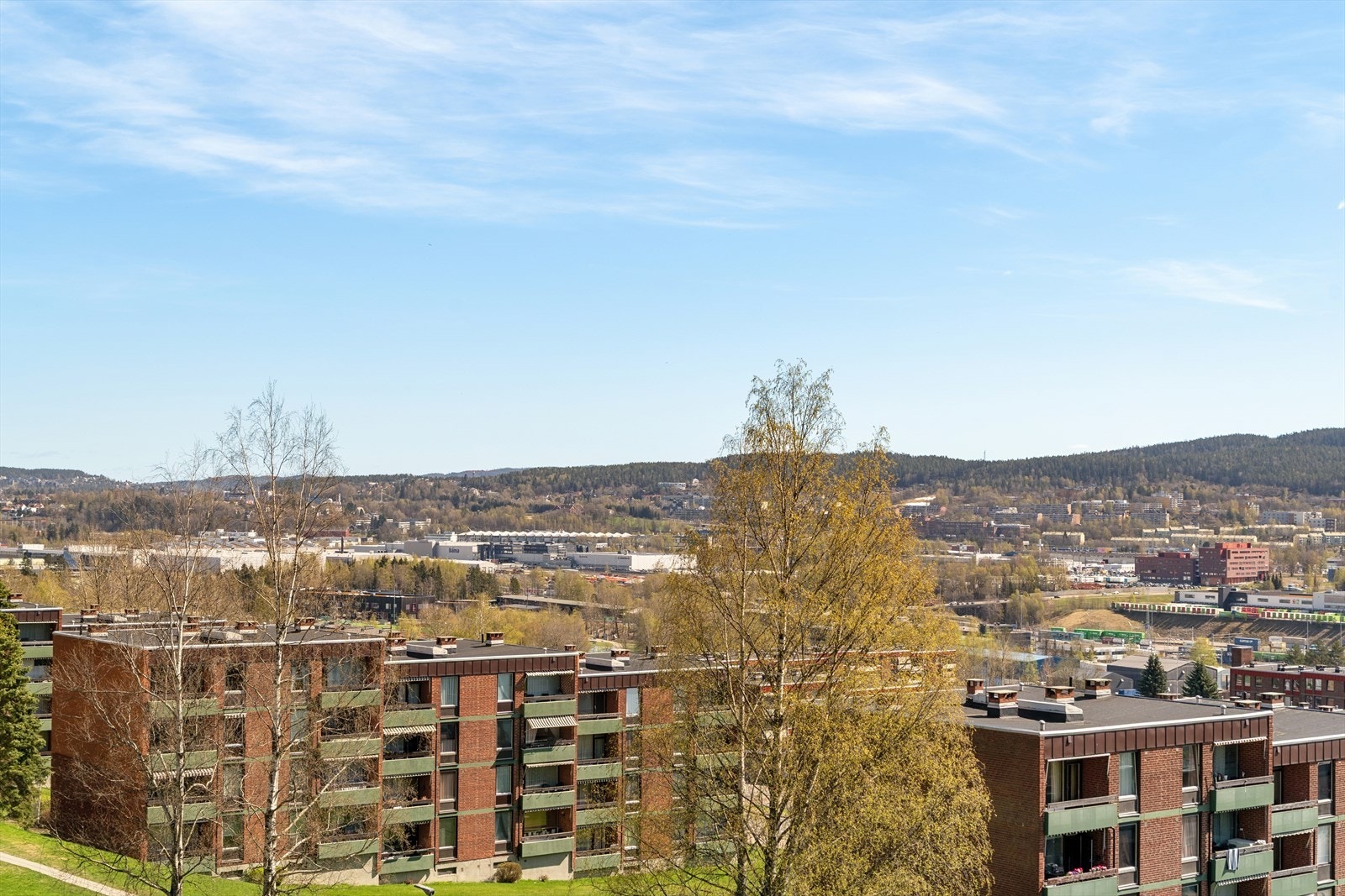 Fra leiligheten er det kort vei til Linderud idrettsplass og SATS Linderud. Galleribilde