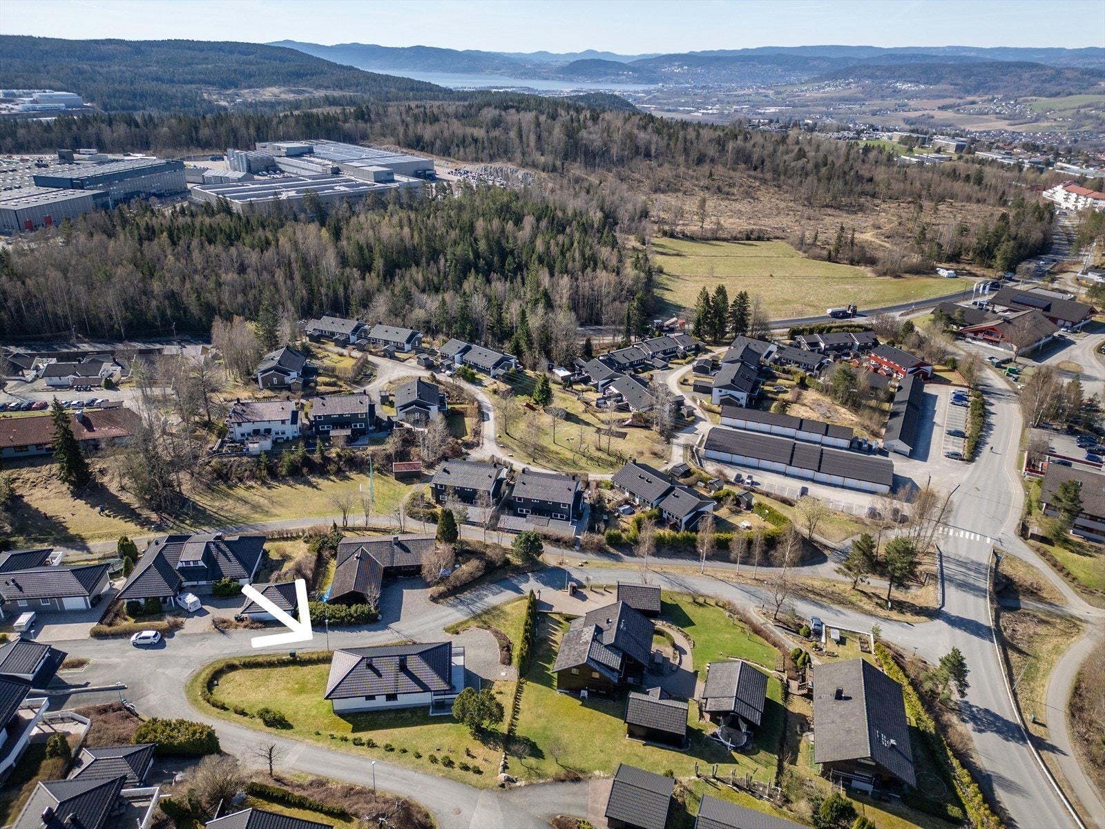 Over hele boligområdet er det opparbeidet interne gangstier, noe som gjør bl.a skoleveien trygg for de minste. Galleribilde