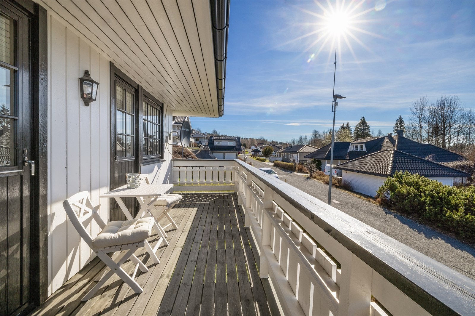 Verandaen har utgang både fra stuen, kjøkkenet og i fra det ene soverommet oppe. Galleribilde