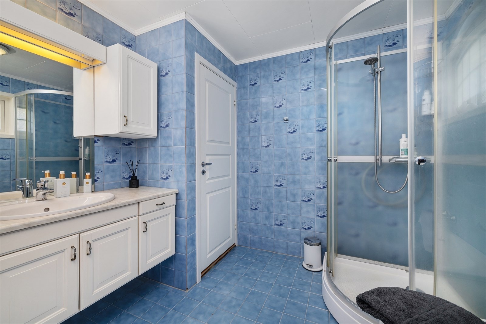 Badet ligger i 1. etasje, mens toalettrom og vaskerom er plassert i underetasjen. Galleribilde