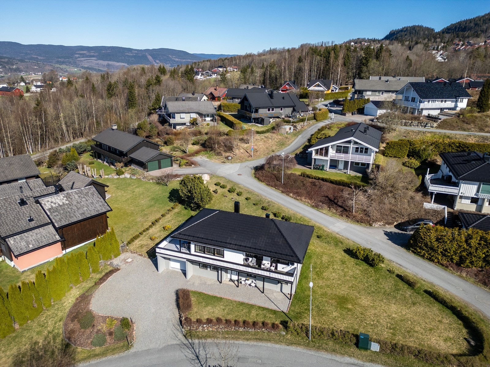 Huset ligger på en pent opparbeidet og frodig hjørnetomt på ca. 877 kvm. Galleribilde
