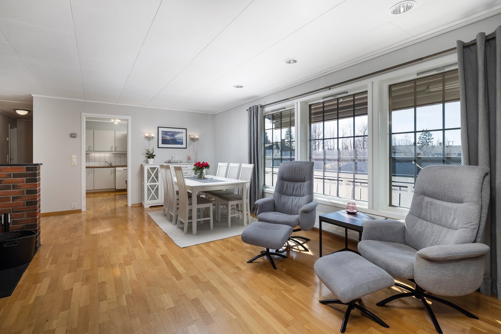 Romslig utformet stue med plass til spisebord og sofagruppe i egne soner. Galleribilde