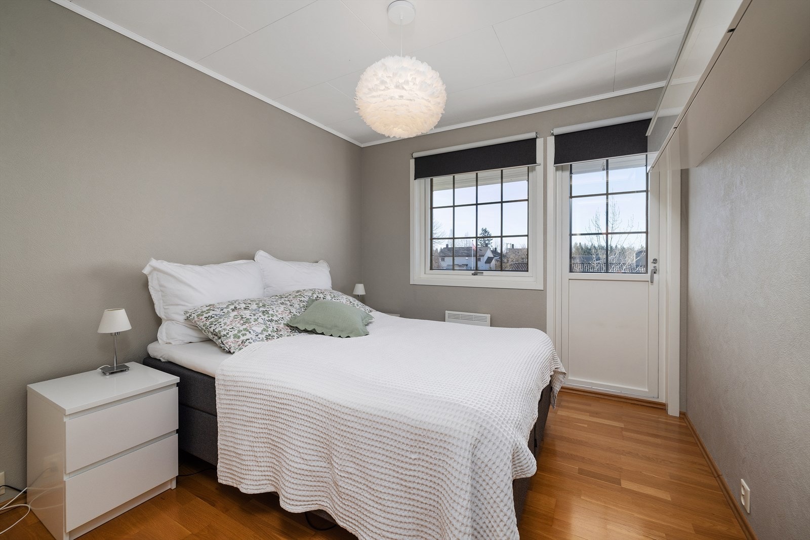 Hovedsoverom med utgang til verandaen. Galleribilde