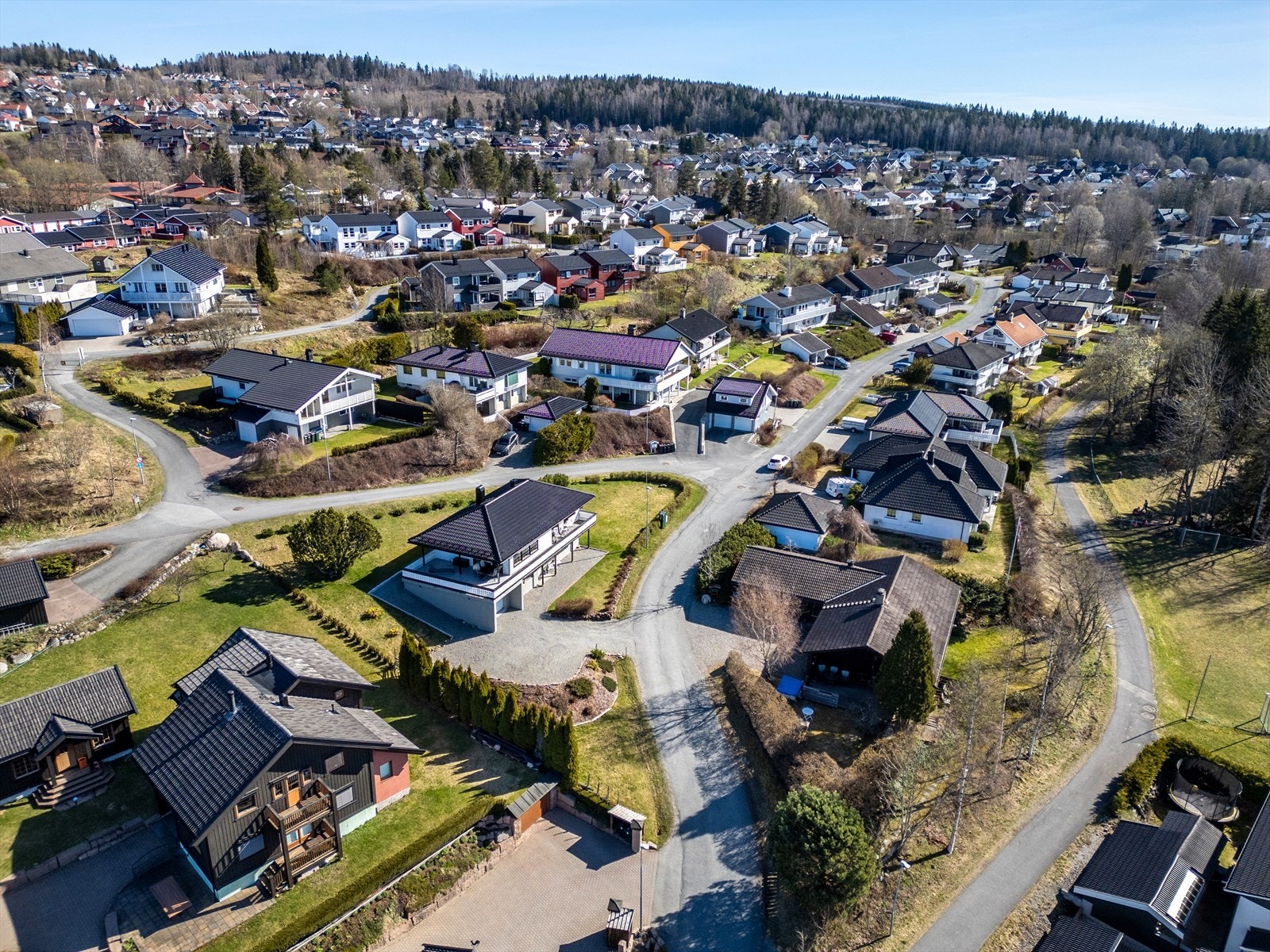 Etablert og hyggelig nabolag på Tranby bestående primært av eneboliger. Galleribilde