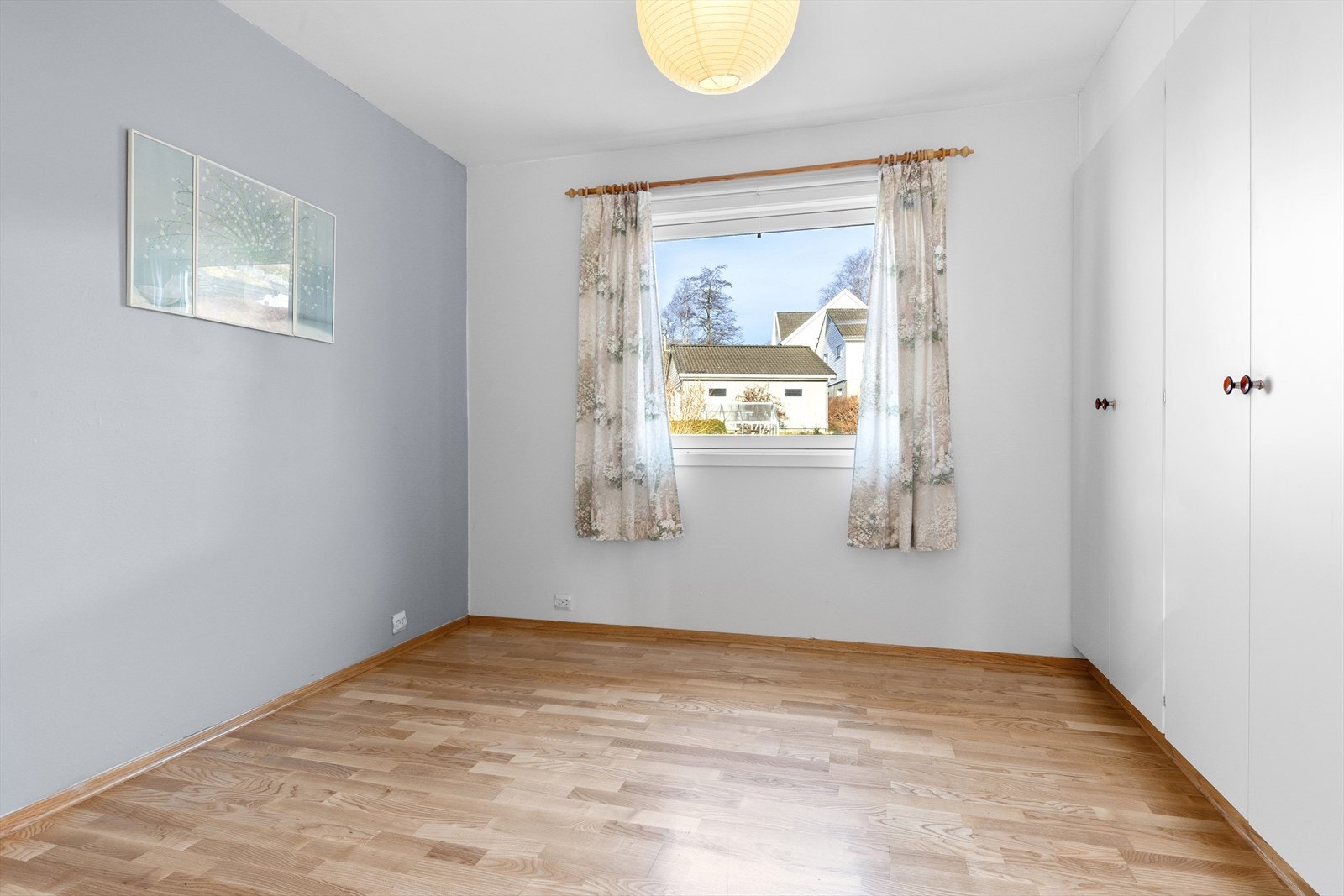 Romslig soverom i 1. etasje. (Soverom 1 av 3). Galleribilde