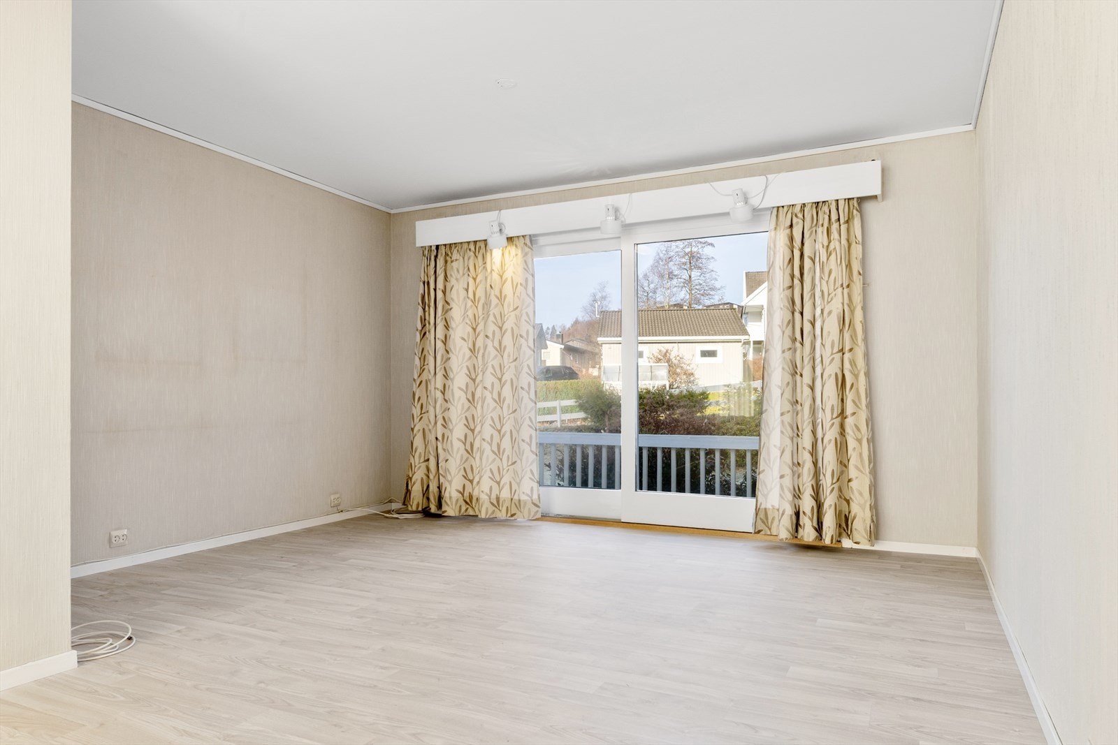 Utgang til terrasse på framside og bakside av boligen. Galleribilde