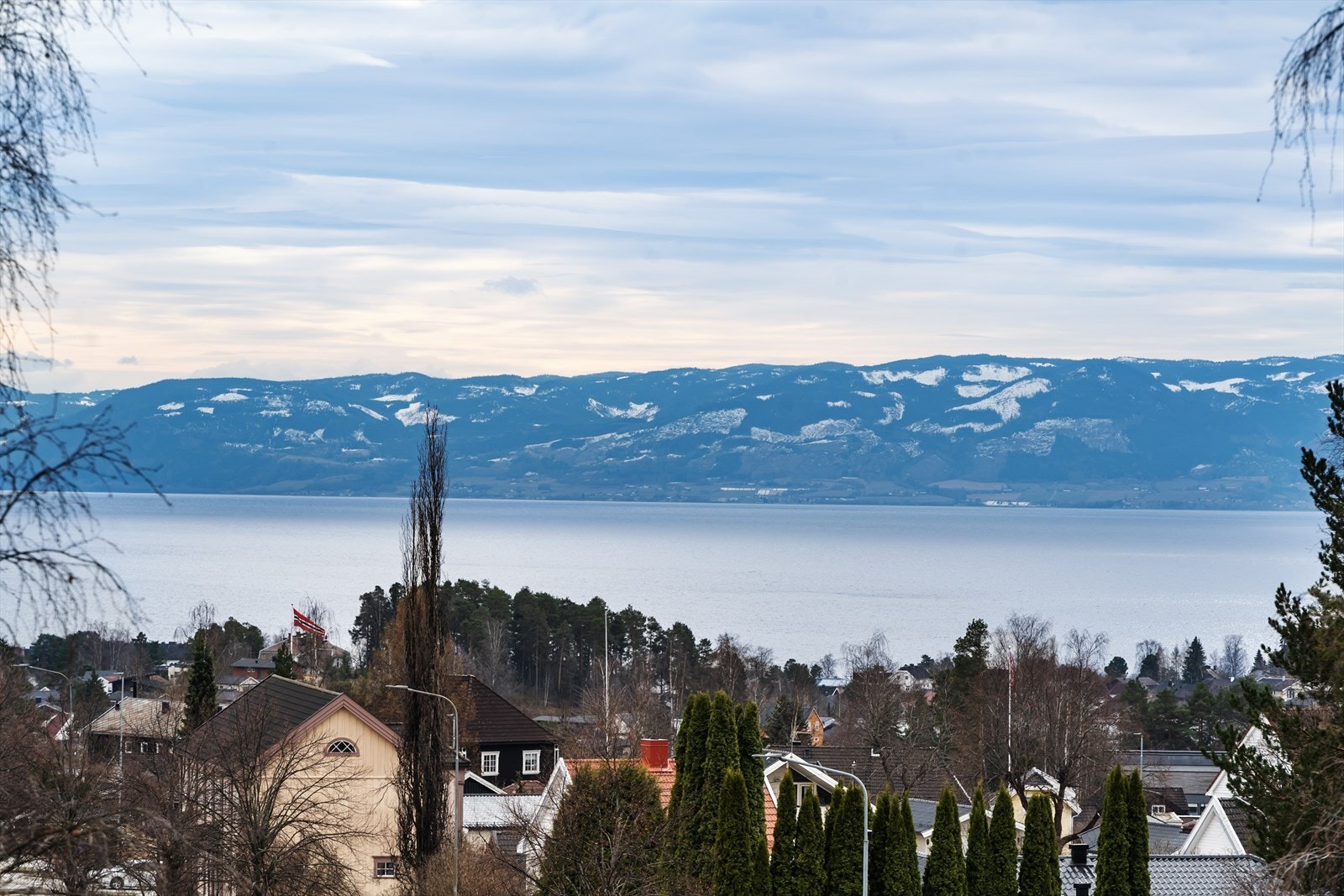 Med gangavstand til Mjøsa kan du enkelt nyte flotte rekreasjonsområder langs vannet. Galleribilde