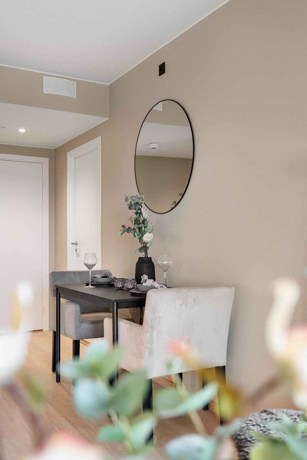 Den åpne løsningen gir fleksibilitet med god plass til både sofagruppe og et lite spisebord. Galleribilde