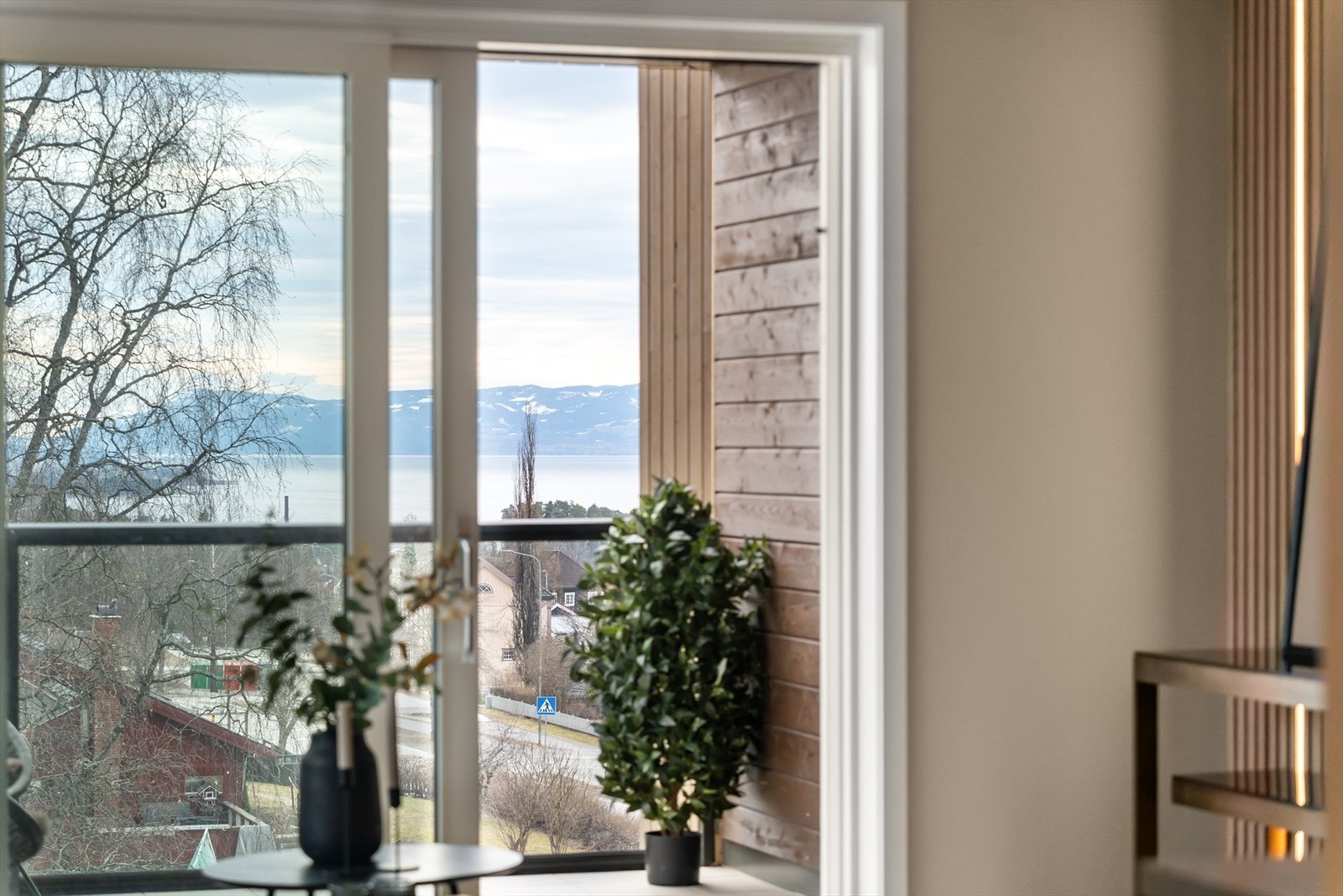 Fra stuen kan du nyte utsikten mot nærområdet og Mjøsa. Galleribilde