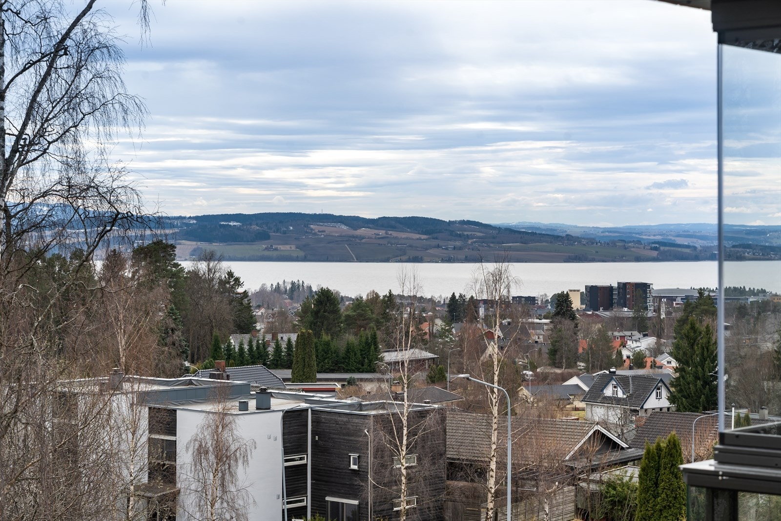 Fra leiligheten er det utsikt over nærområdet og Mjøsa. Galleribilde