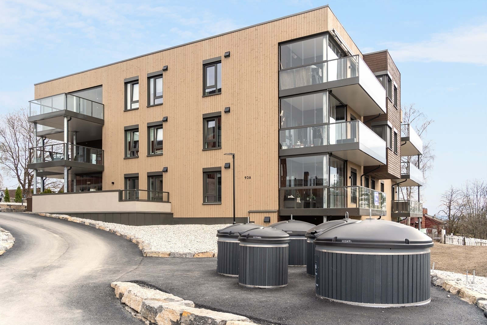 Felles uteområder er pent opparbeidet med asfalterte adkomstveier og enkel beplantning. Galleribilde