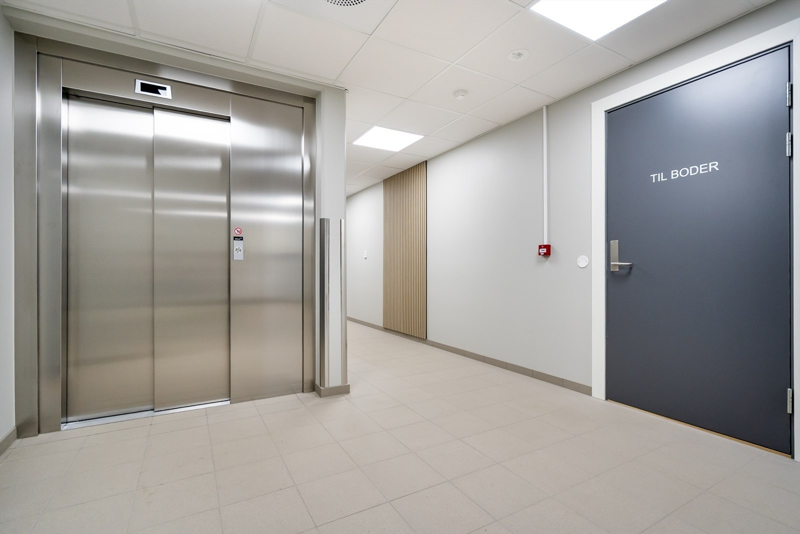 Fra fellesarealene er det direkte tilgang til heis og døren inn til kjellerbodene. Leiligheten disponerer en privat bod. Galleribilde