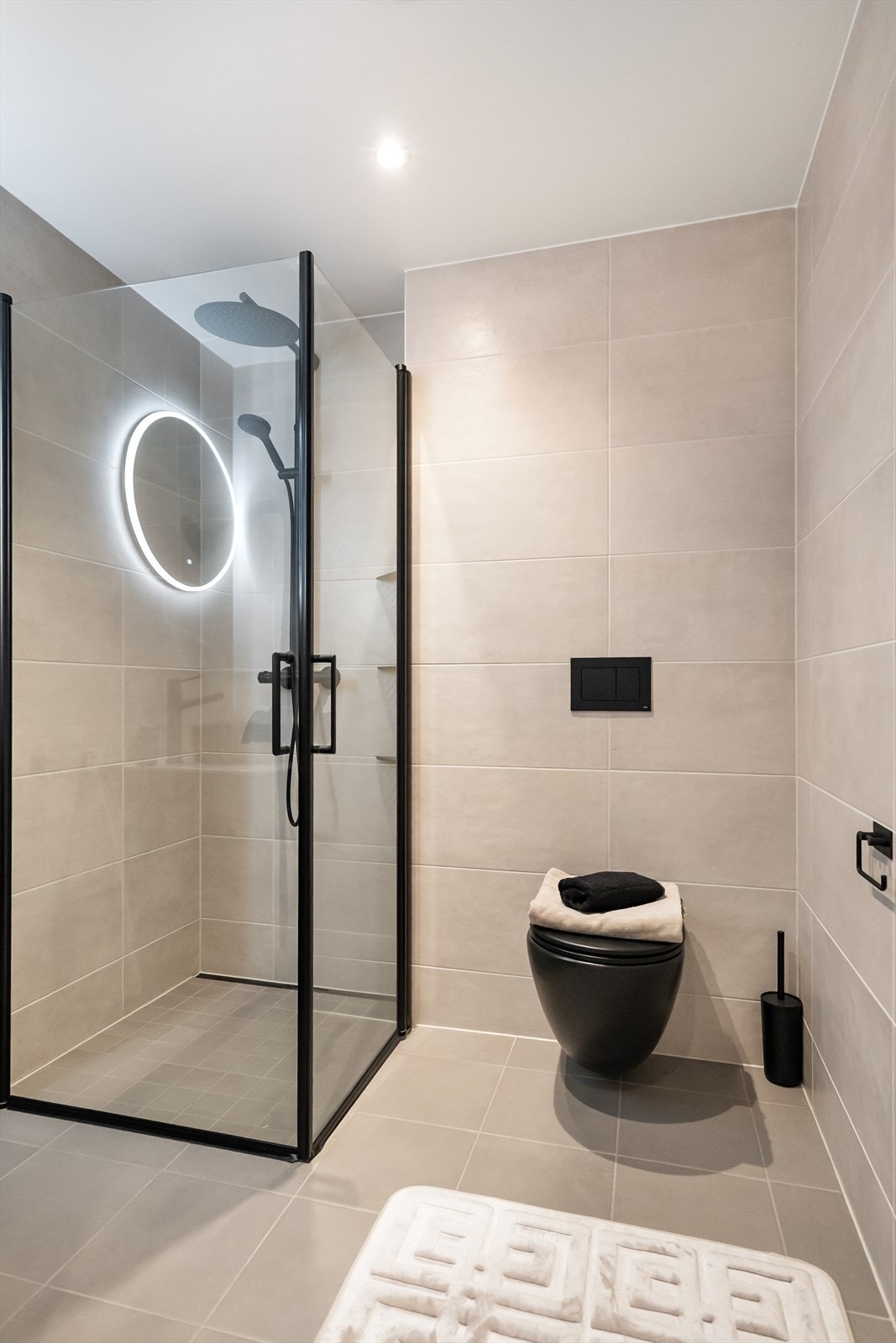 Badet er utstyrt med downlights i taket og speil med integrert belysning, som gir god og jevn belysning. Galleribilde