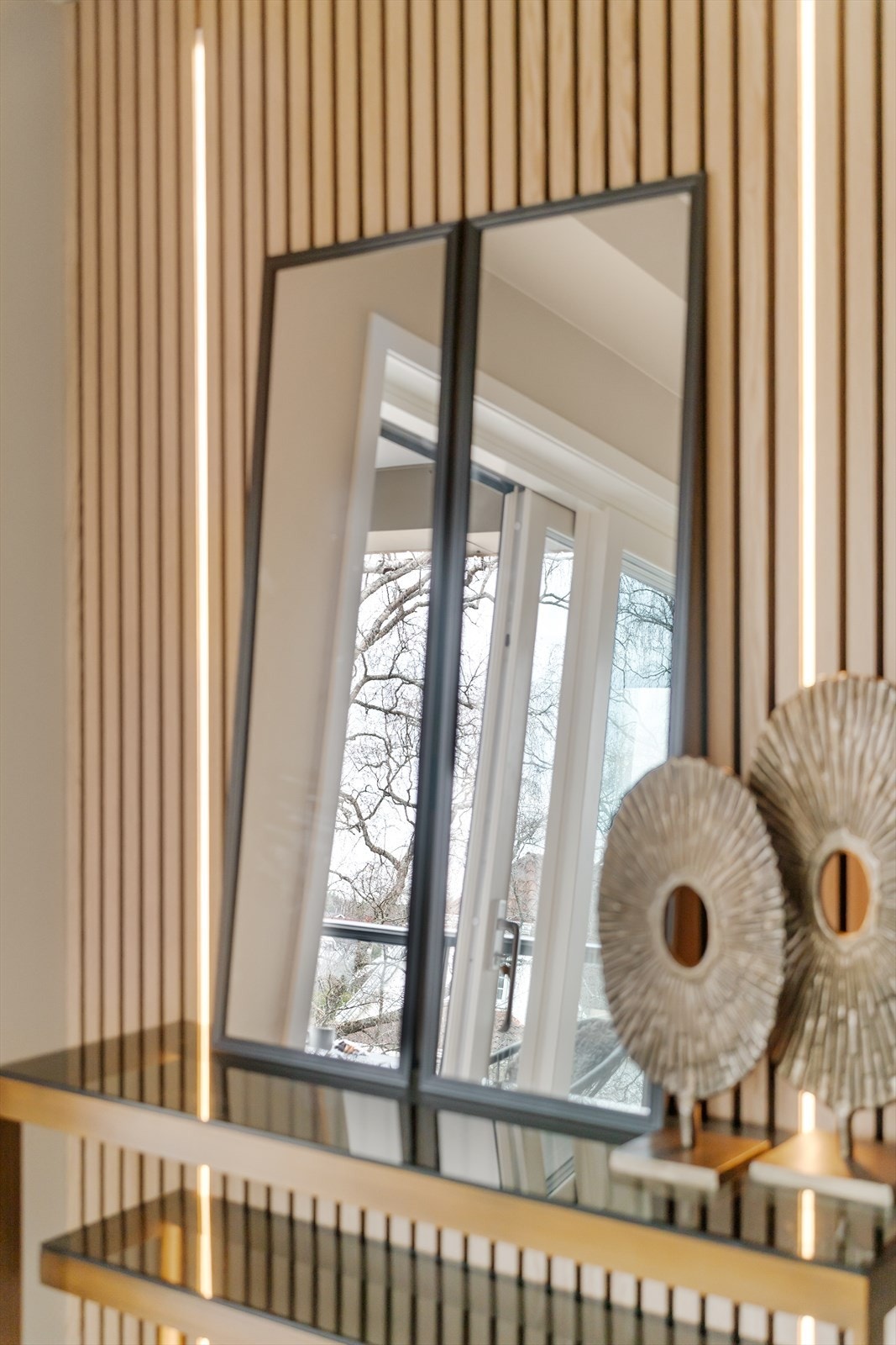 Detaljene er gjennomtenkte, og spileveggen fungerer som et visuelt ankerpunkt i den åpne sonen. Galleribilde