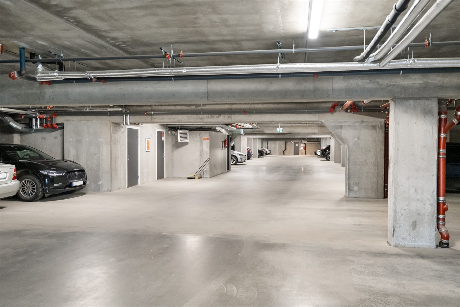 Sameiet har en felles garasjekjeller hvor det medfølger en garasjeplass(Merket c301). Garasjeanlegget ligger under nabogården, men har tilgang via underjordisk gangtunnel. Galleribilde