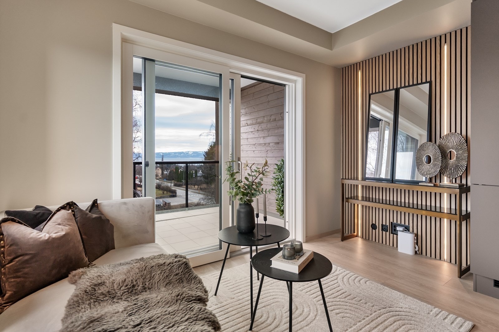 Skyvedøren i stuen åpner opp mot balkongen og visker ut skillet mellom inne og ute. Mjøsutsikt fra balkongen. Foto JA - Boligstyling v/ Alexander O'Leary. Galleribilde