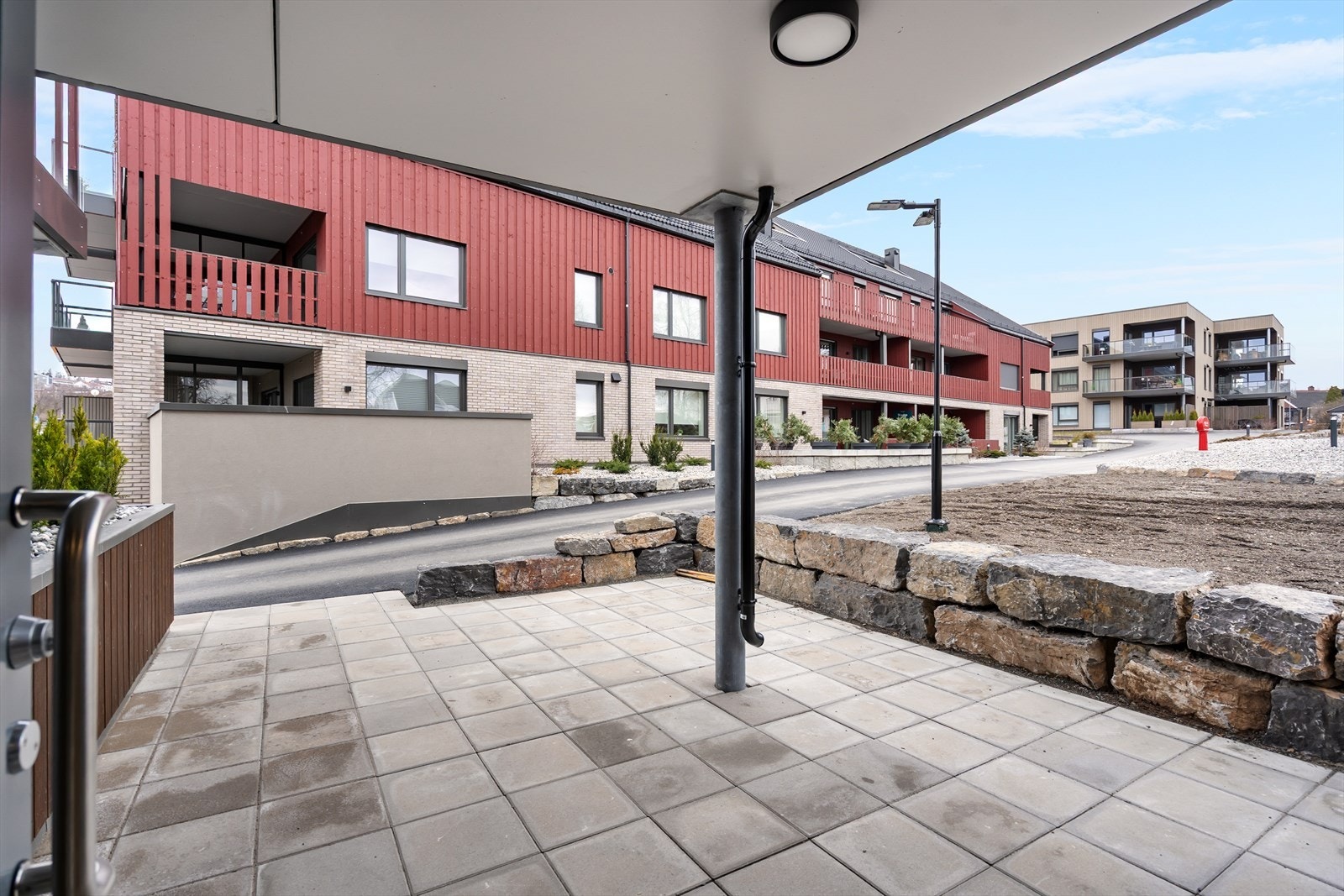 Inngangspartiet er overbygget og innbydende, med enkel adkomst til felles trapperom og heis. Galleribilde