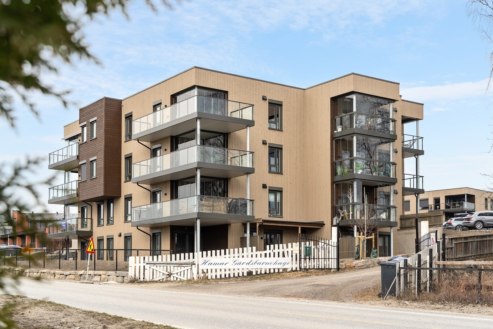 Eiendommen grenser mot Hamar Gårdsbarnehage, som ligger praktisk til rett ved siden av. Galleribilde