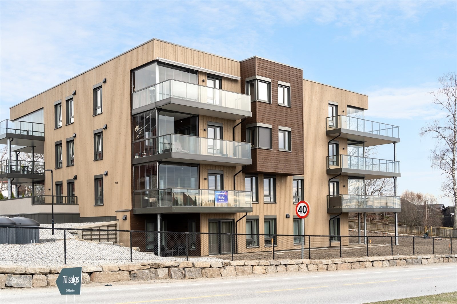 Bygget har en stilren fasade med en kombinasjon av trepanel og slette flater. Galleribilde