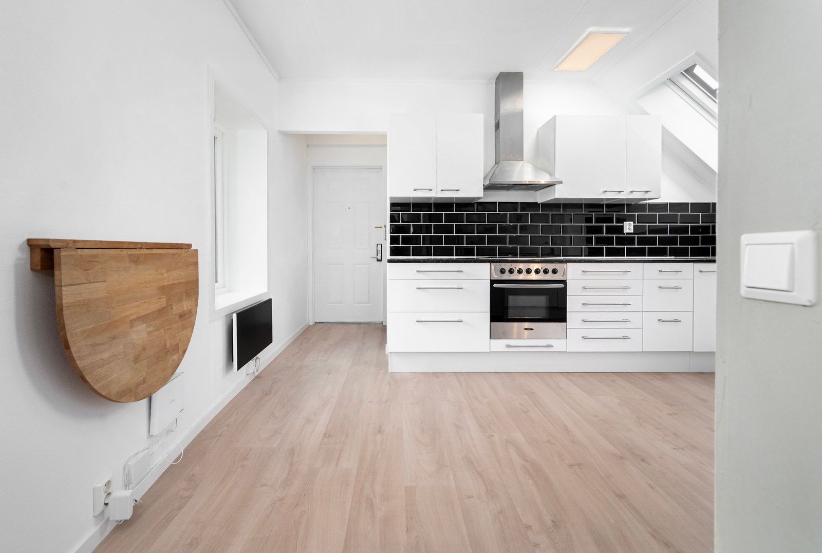 Kjøkkenet er fra Ikea og har innredning med glatte fronter. Galleribilde