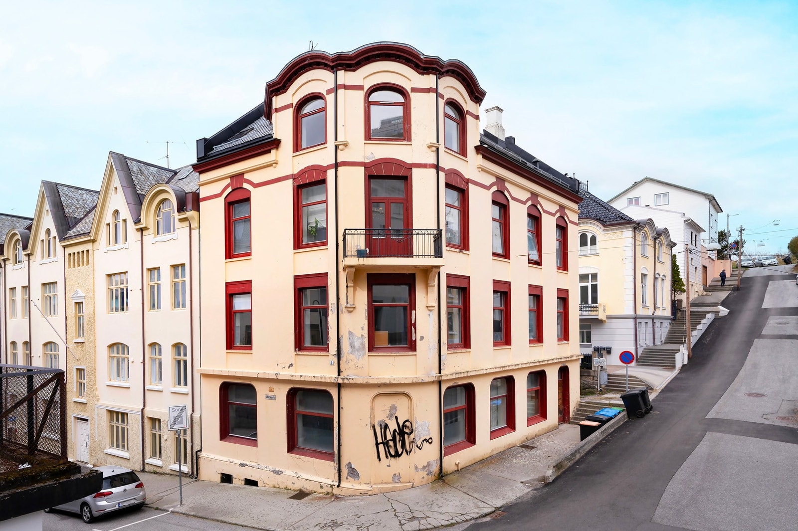 Eiendommen ligger i Skaregata sentralt i Ålesund sentrum. Galleribilde