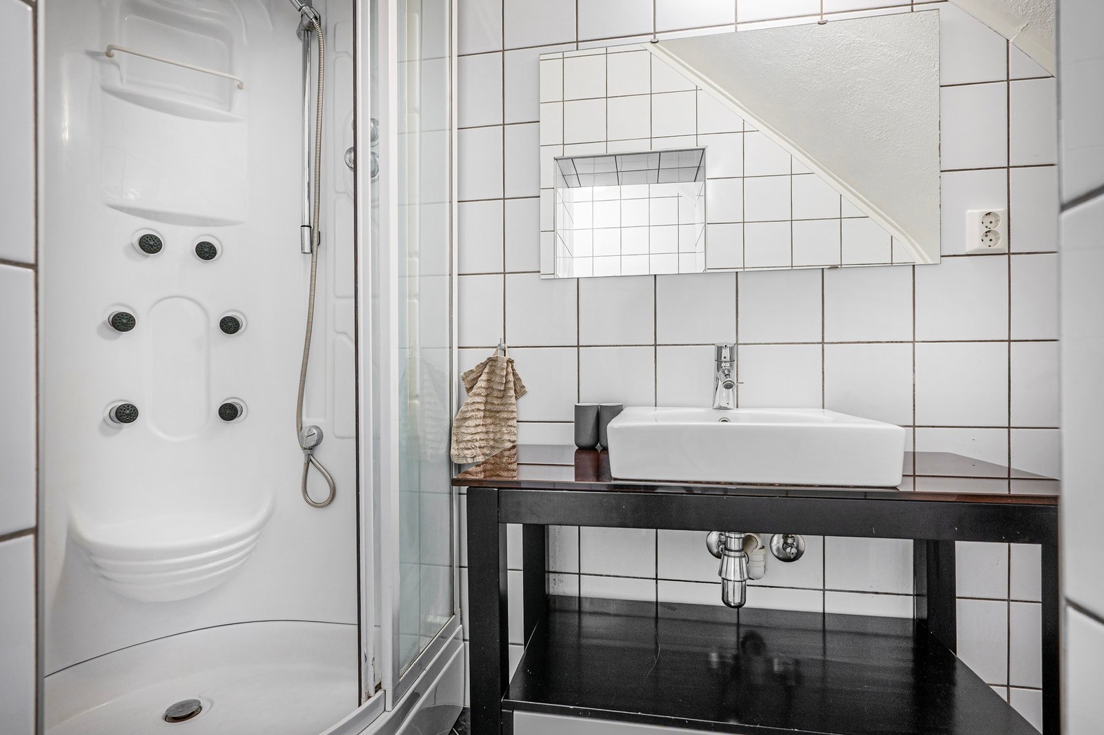 Flislagt baderom med tidløse fliser. Galleribilde