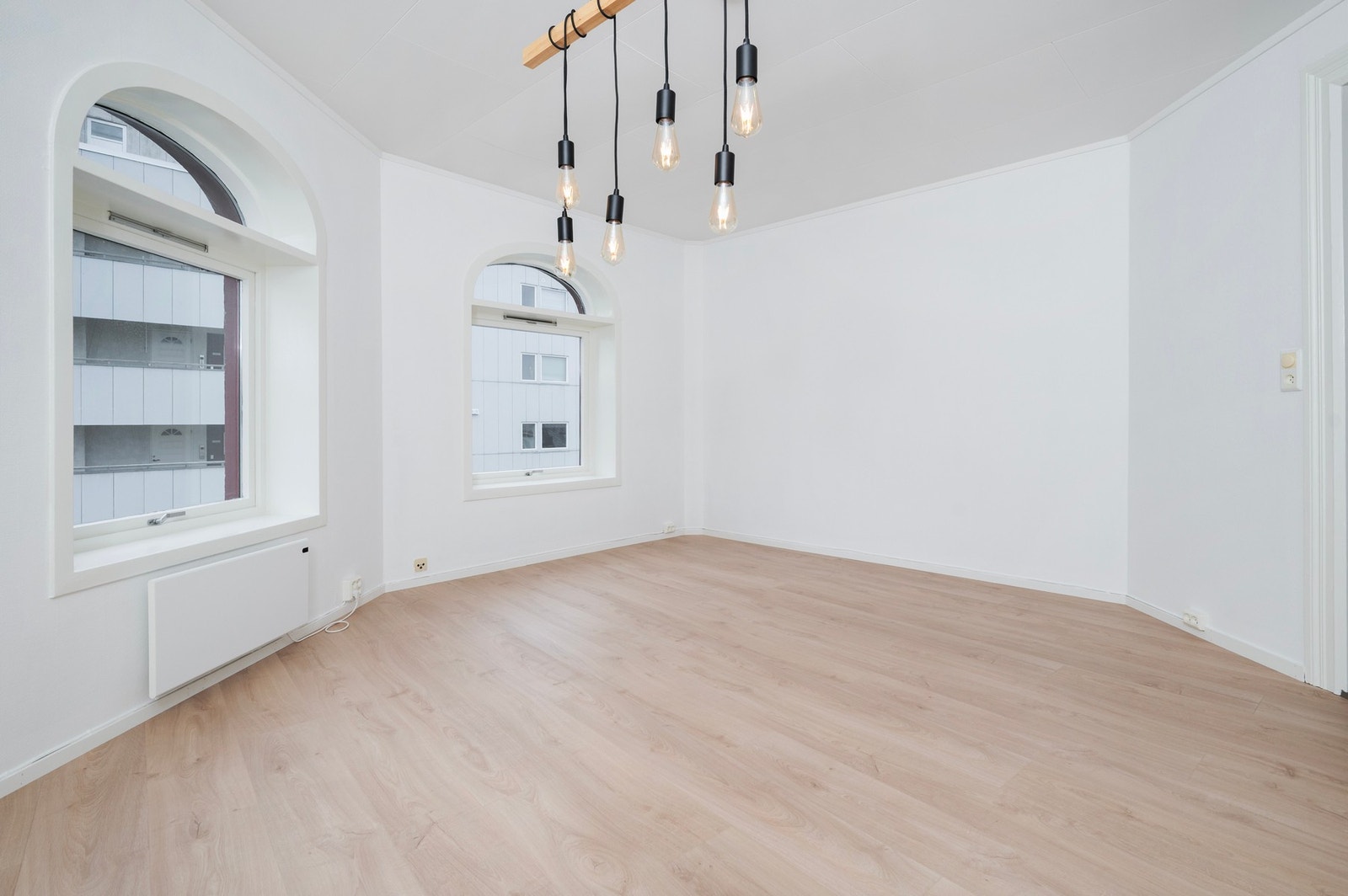 Romslig stue med fine overflater. Galleribilde