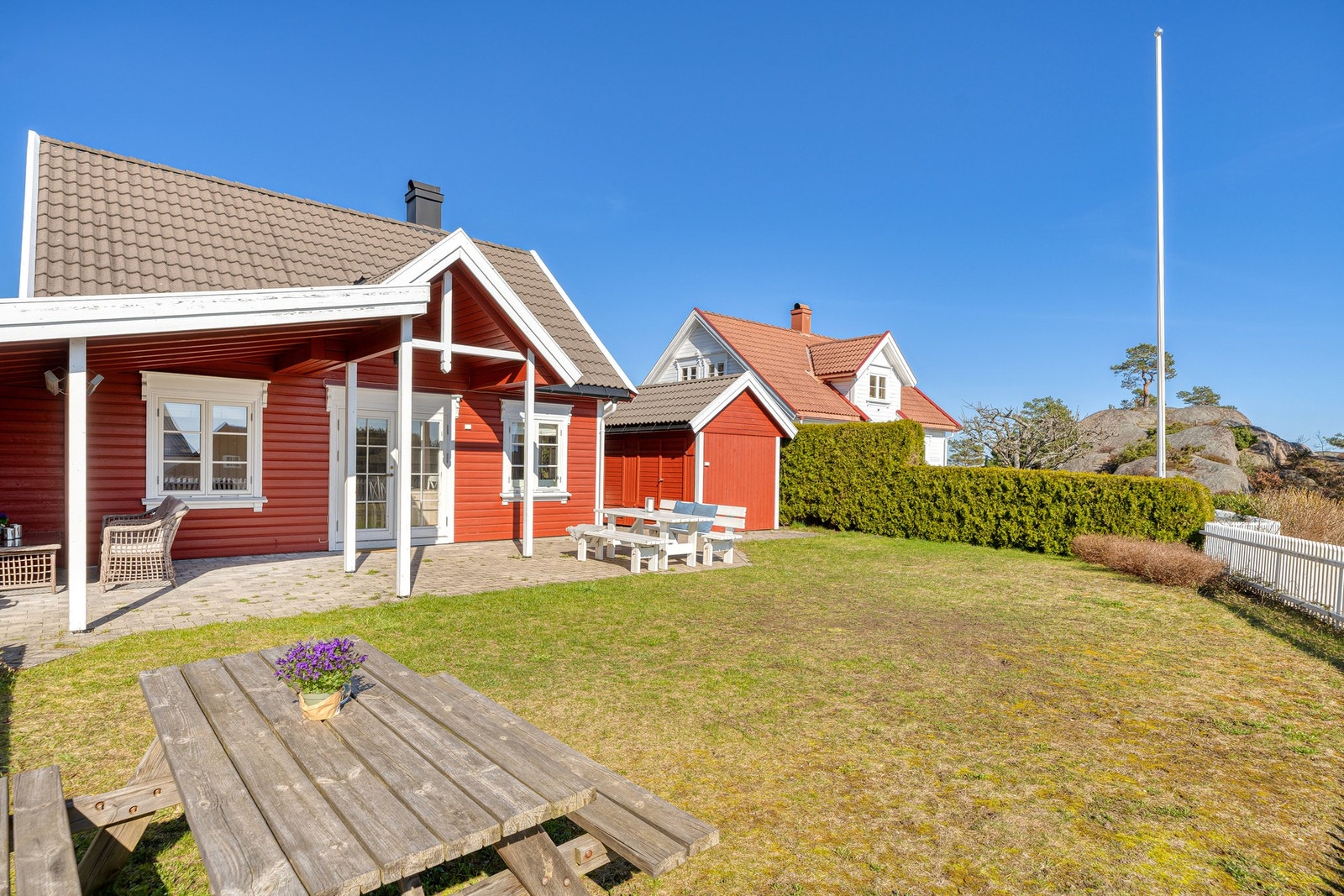 Utebod på ca 8 kvadrat med god plass til lagring av sykler, fiskeutstyr m.m Galleribilde