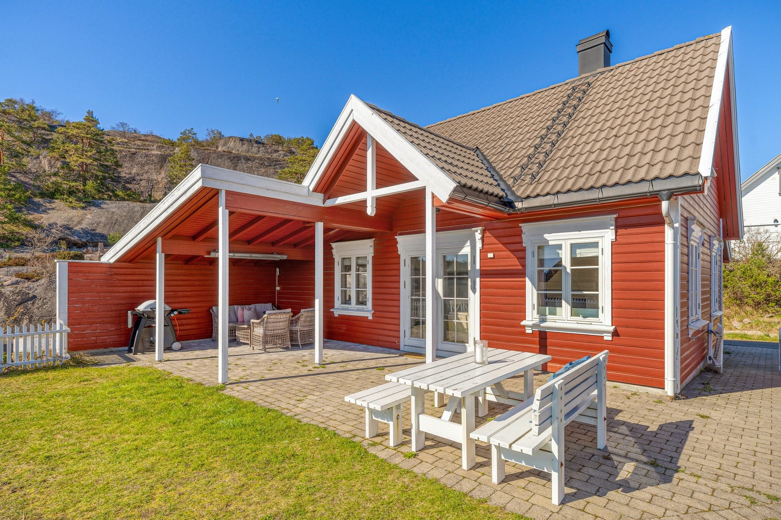 Hytta er bygd i 1994 av Stokkeboskjær arkitekter. Alle hyttene i området er bygd i typisk Sørlandsstil. Galleribilde