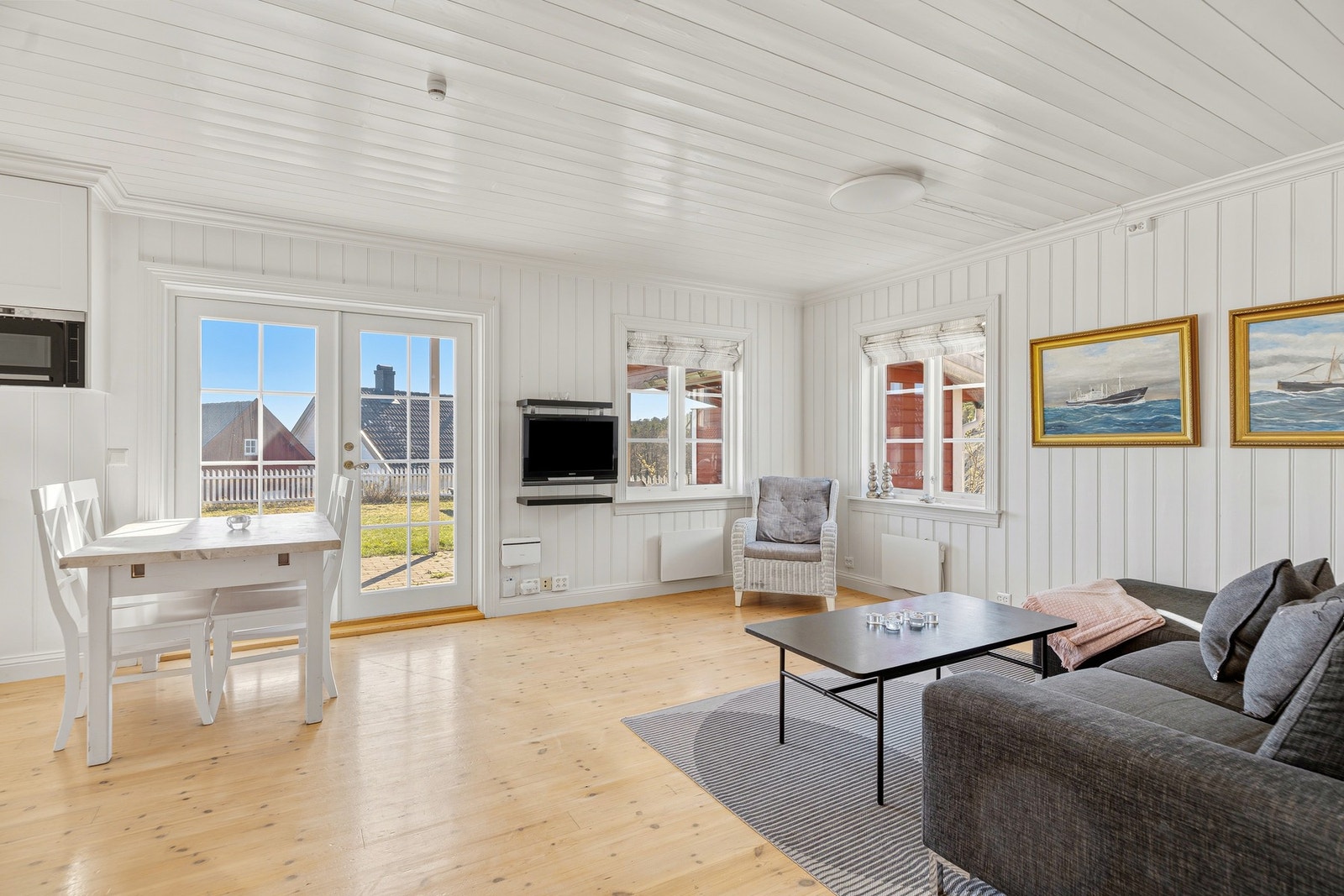 Store vindusflater slipper inn rikelig med naturlig lys. Galleribilde