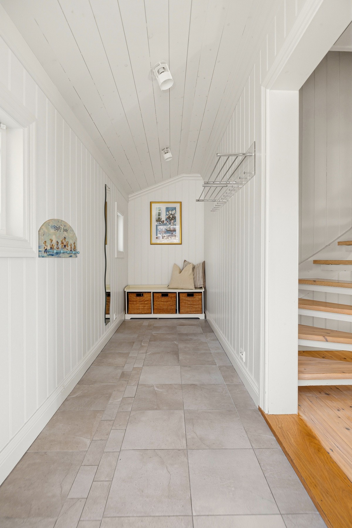 Romslig entrè med god plass til yttertøy og sko. Galleribilde