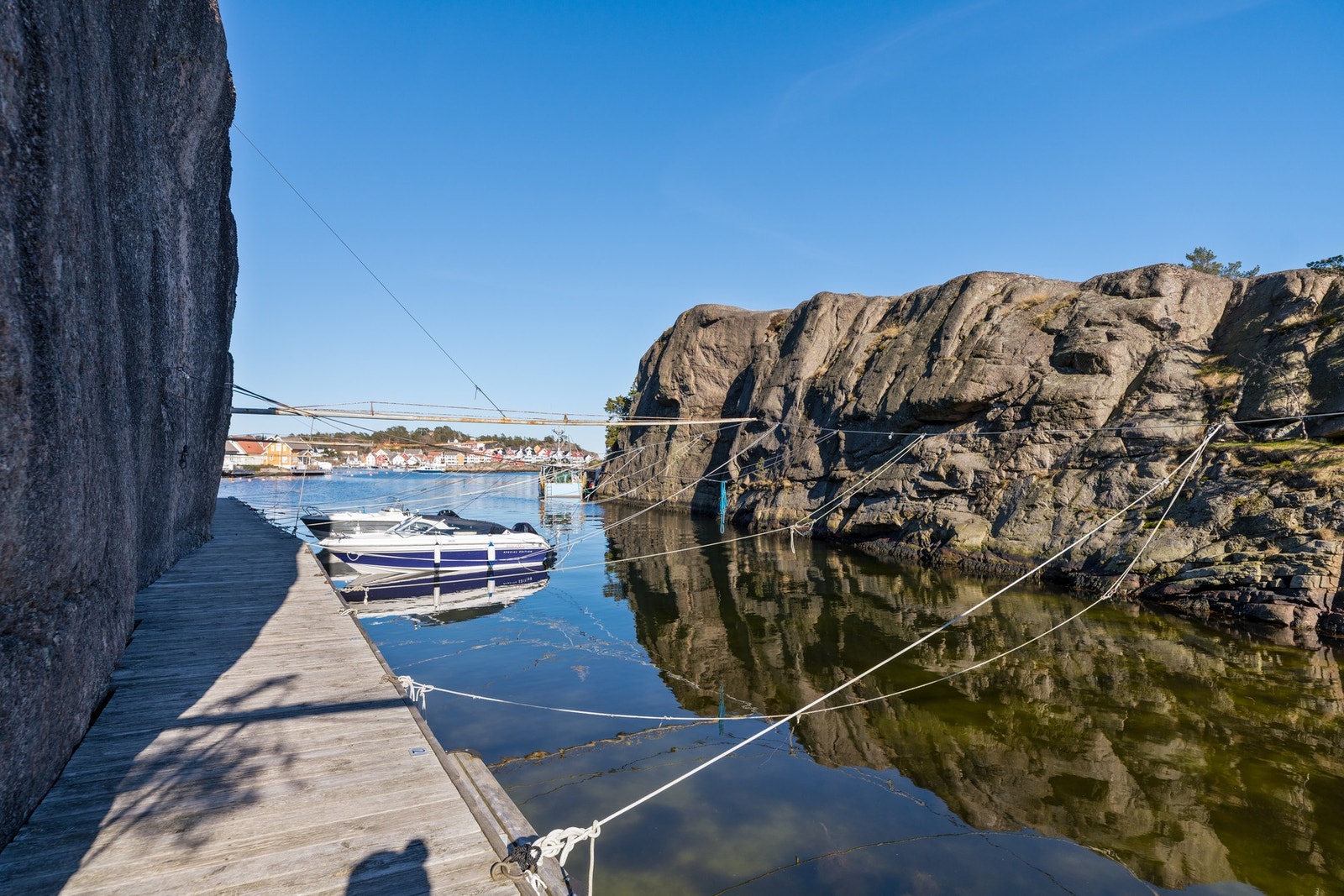 Meget hyggelig fritidsbolig med bryggeplass, hage og utsikt til Lyngør. Galleribilde
