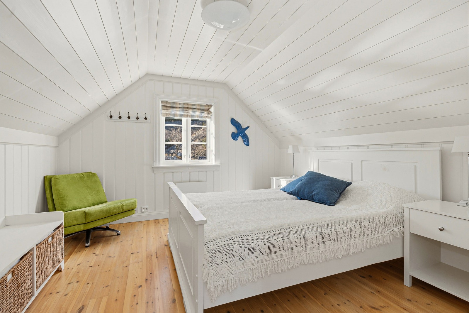 Stort hovedsoverom med god plass til dobbeltseng, nattbord og garderobe. Galleribilde