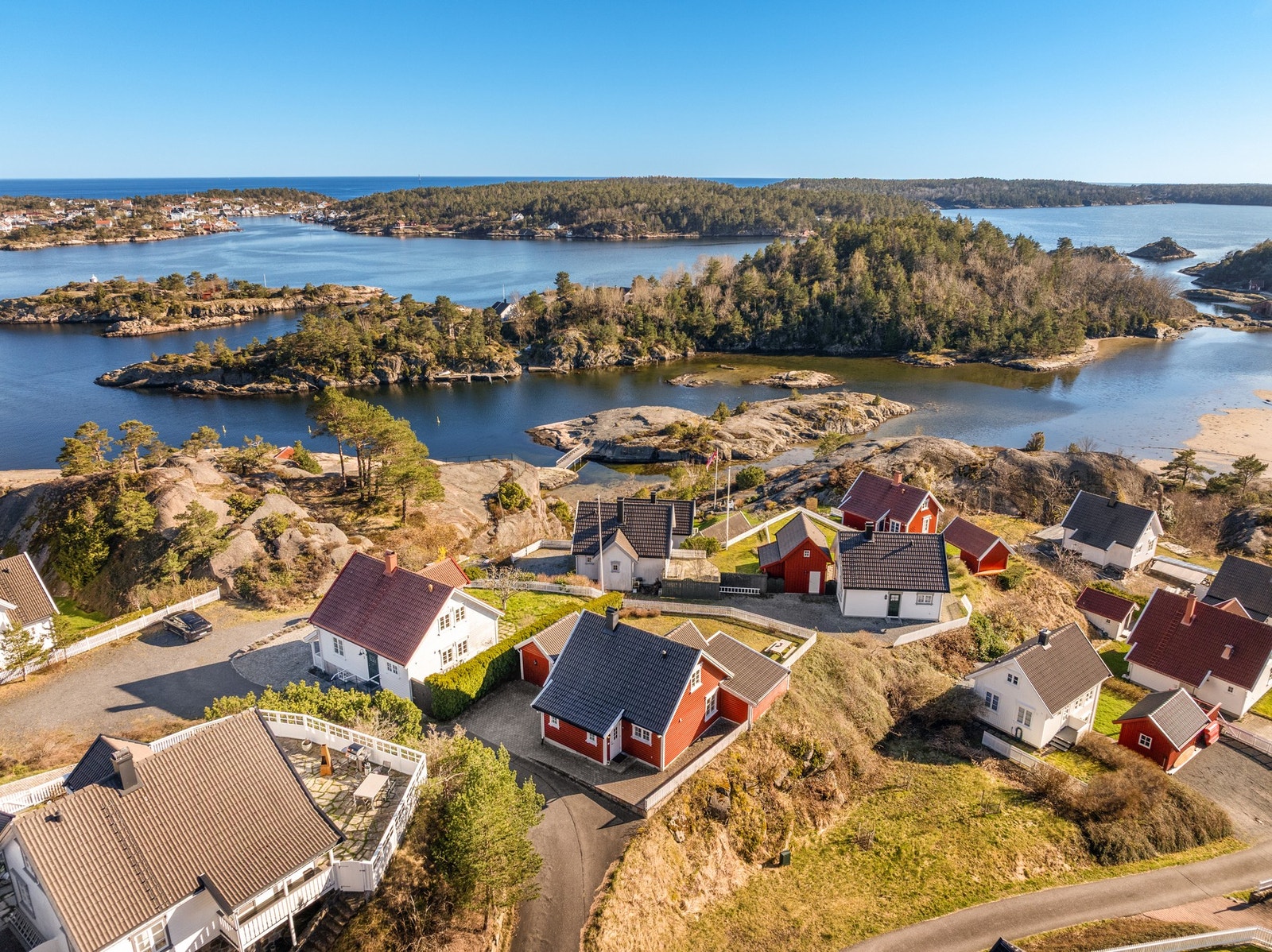 Fra hytta er det et par minutters gange ned til båtplassen. Herfra kan man ta seg ut til de populære øyene Lyngør, Sandøya og Borøya. Galleribilde