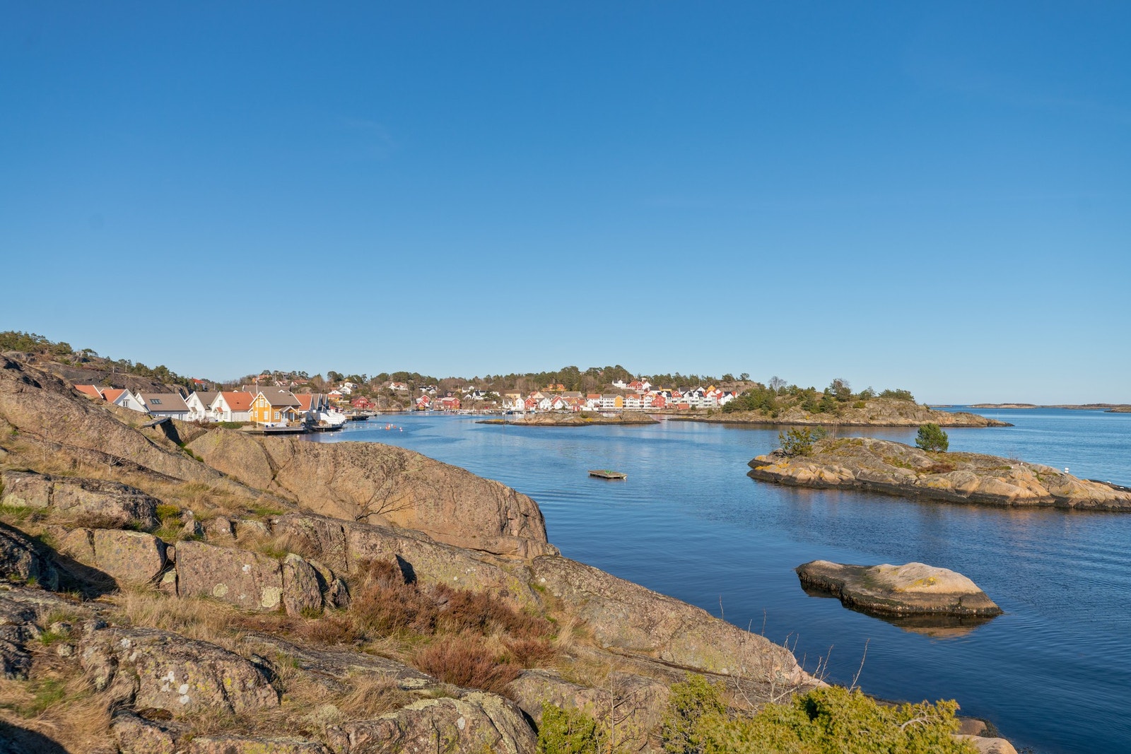 I umiddelbar nærhet finnes de nydeligste friområder langs sjø og i skog, og Sørlandets flotteste skjærgård rett utenfør døren. Galleribilde