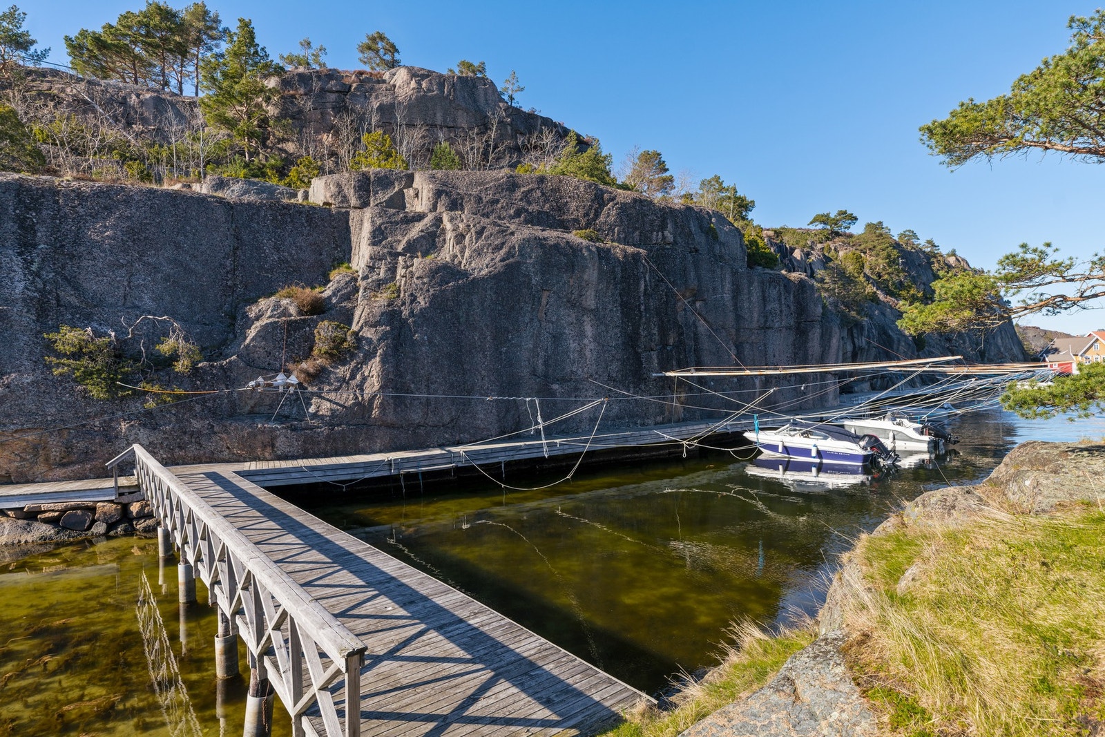Det medfølger båtplass nedenfor eiendommen merket med nr 9. Galleribilde