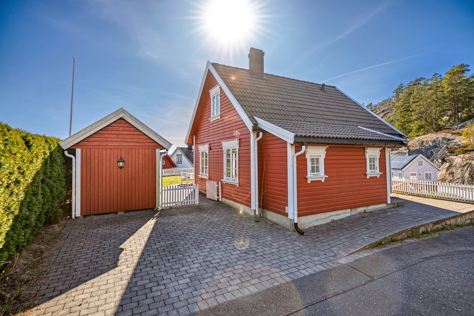 Ved hytta er det plass til å parkere 2 biler. Partiet er steinbelagt. Galleribilde