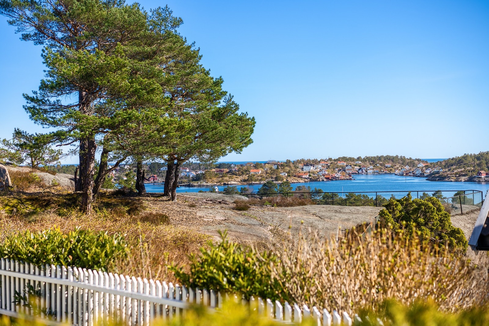 Fra hytta er det nydelig utsikt til Lyngør. Galleribilde