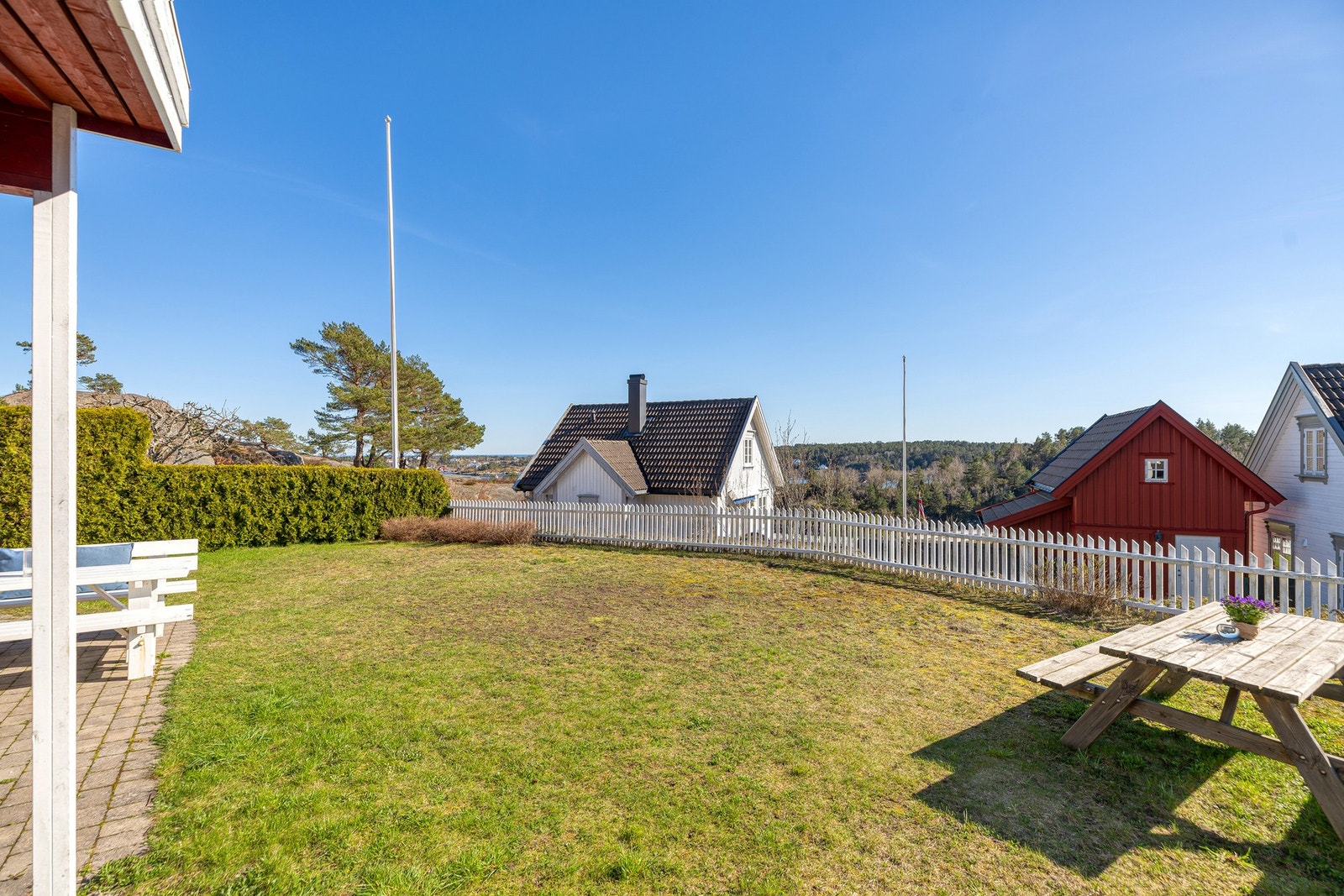 Romslig hage med plass til trampoline, ballspill og kubb. Galleribilde