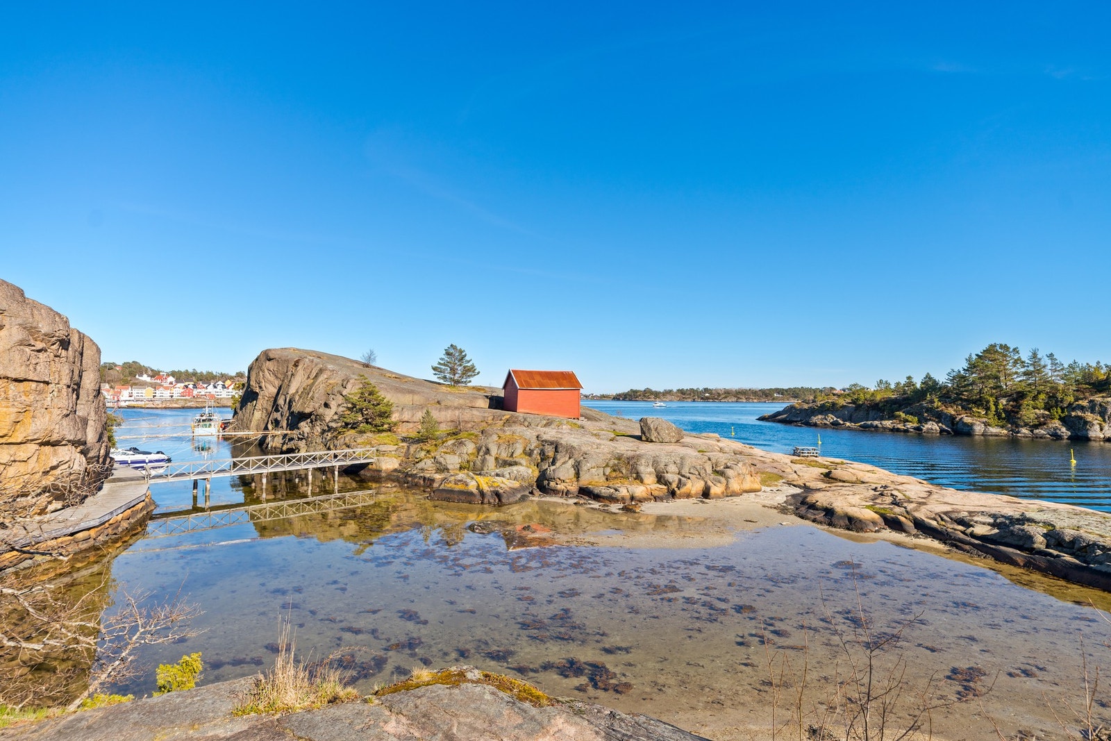 Idylliske Lestholmen ligger rett nedenfor boligen. Her er det sandstrand og svaberg. Galleribilde