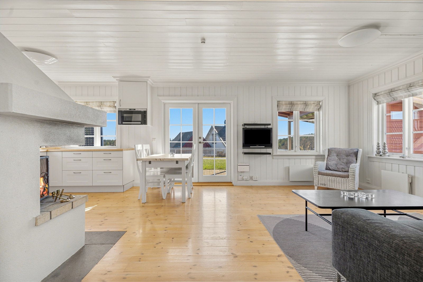 Det er god plass til både sofagruppe og spisegruppe. Galleribilde