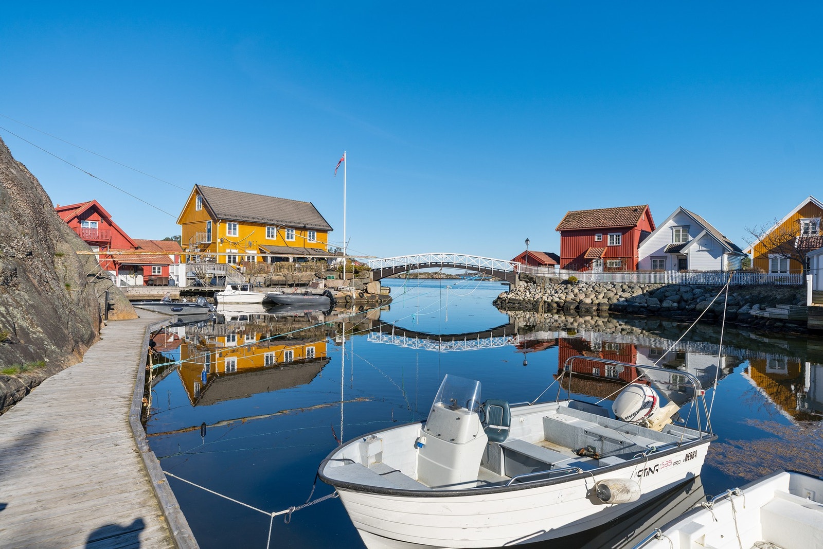 5 minutters gange unna boligen finnes det kiosk og resturant. På Gjeving finnes også matbutikk, hotell, kultursenter, marina m.m Galleribilde