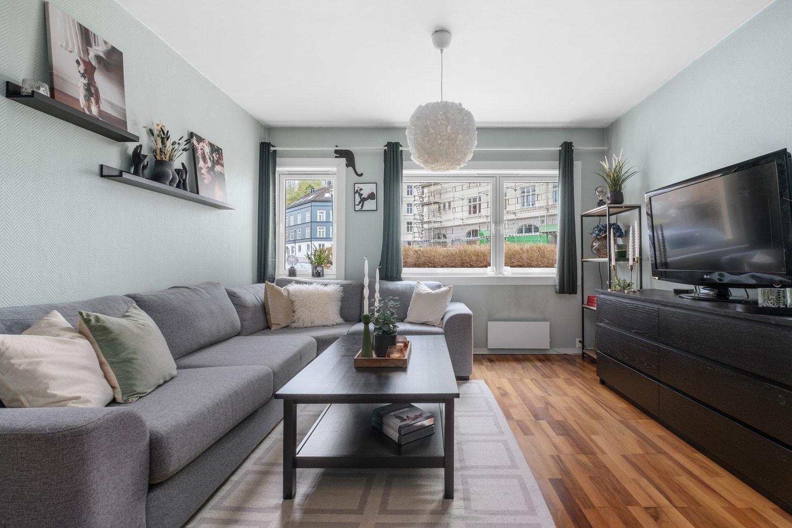 Lys og luftig stue på 20,8 kvm. Godt med plass til stor sofaseksjon. Galleribilde